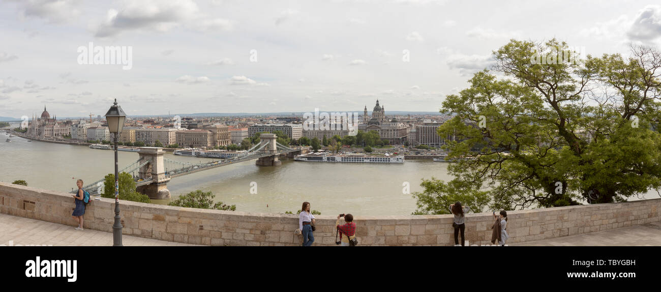 Panorama von Pest Bezirk von Budapest, in Ungarn mit Sehenswürdigkeiten Chain Bridge und das Parlament Gebäude vom Castle Hill mit Touristen. Stockfoto