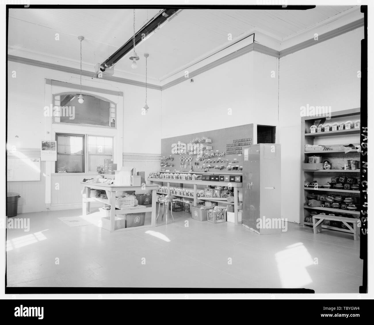 Wartung (renoviert), Blick Nordosten South Norwalk Bahnhof (Richtung Westen), Monroe Street, Norwalk, Fairfield County, CT Stockfoto