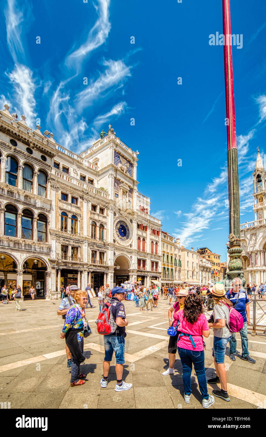 VENEZIA, Italien - 31. MAI 2019: Touristen genießen die Renaissance Clock Tower und andere Denkmäler und Gebäude von Saint Mark's Square, vielleicht. Stockfoto