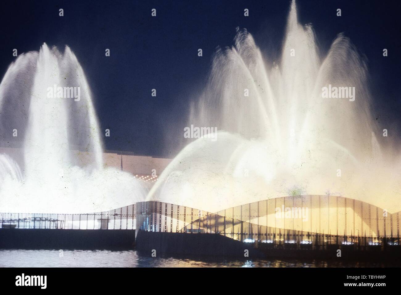 Night Shot der beleuchteten Brunnen Plumes, 1964 in New York World's Fair, Flushing Meadows Park, Queens, New York, Juni, 1964. () Stockfoto