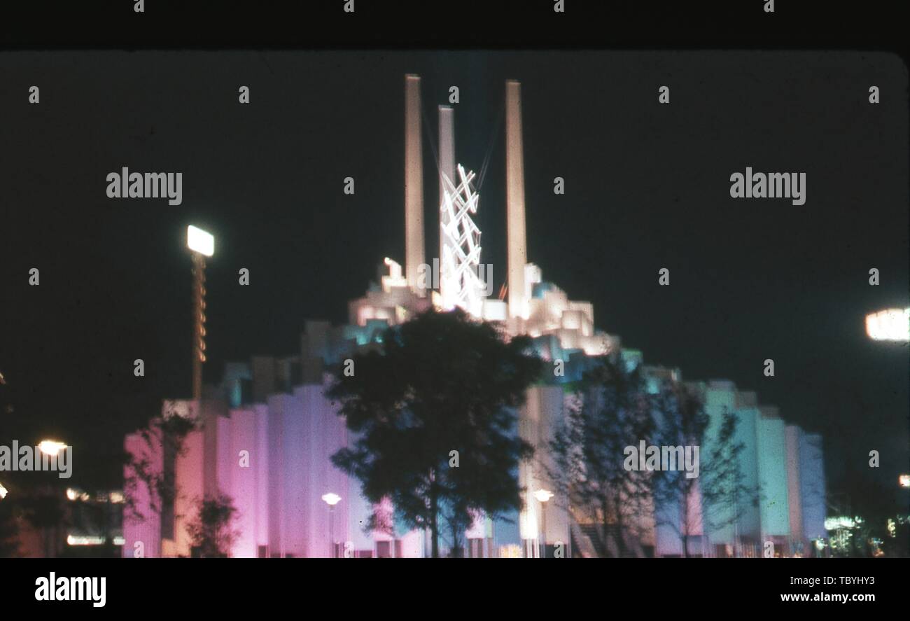 Etwas unscharf Night Shot der Turm des Lichts Pavillon beleuchtet mit bunten Lichtern, 1964 in New York World's Fair, Flushing Meadows Park, Queens, New York, Juni, 1964. () Stockfoto