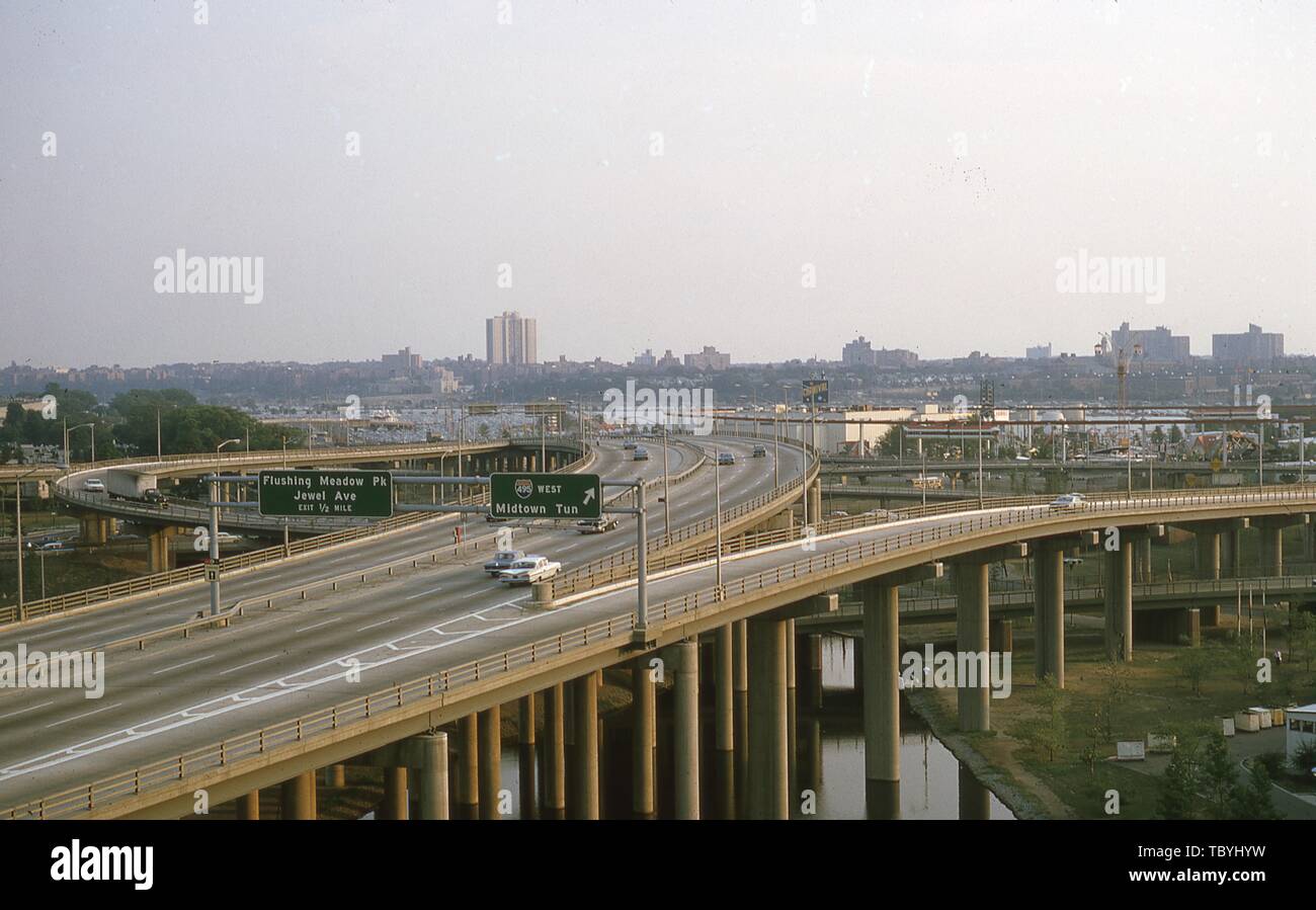 Bird's-Eye View, an einem sonnigen Tag, der eine Schnellstraße in der Nähe des 1964 in New York World's Fair, Flushing Meadows Park, Queens, New York, Juni, 1964. () Stockfoto