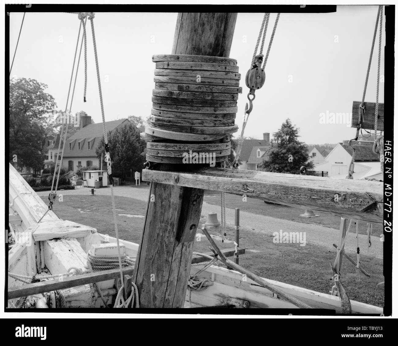 Mast hoops ruht auf Ausleger Backen, Aussicht freuen uns ab Hafen Seite. TwoSail Bateau E.C. COLLIER, Chesapeake Bay Maritime Museum, Mühlen, Saint Michaels, Talbot County, MD Stockfoto