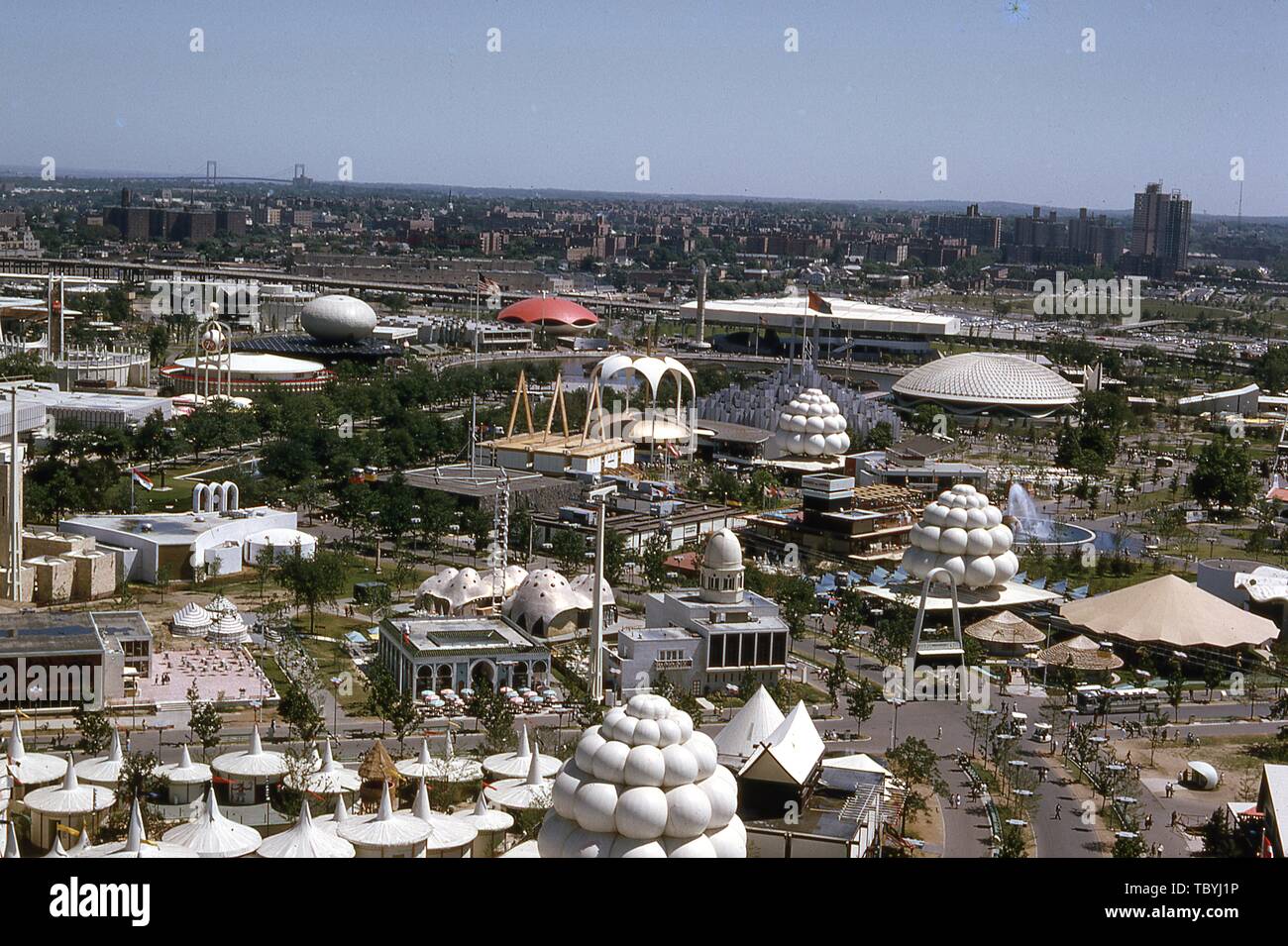Bird's-Eye View, an einem sonnigen Tag, der Ausstellungen und Pavillons, 1964 in New York World's Fair, Flushing Meadows Park, Queens, New York, Juni, 1964. () Stockfoto