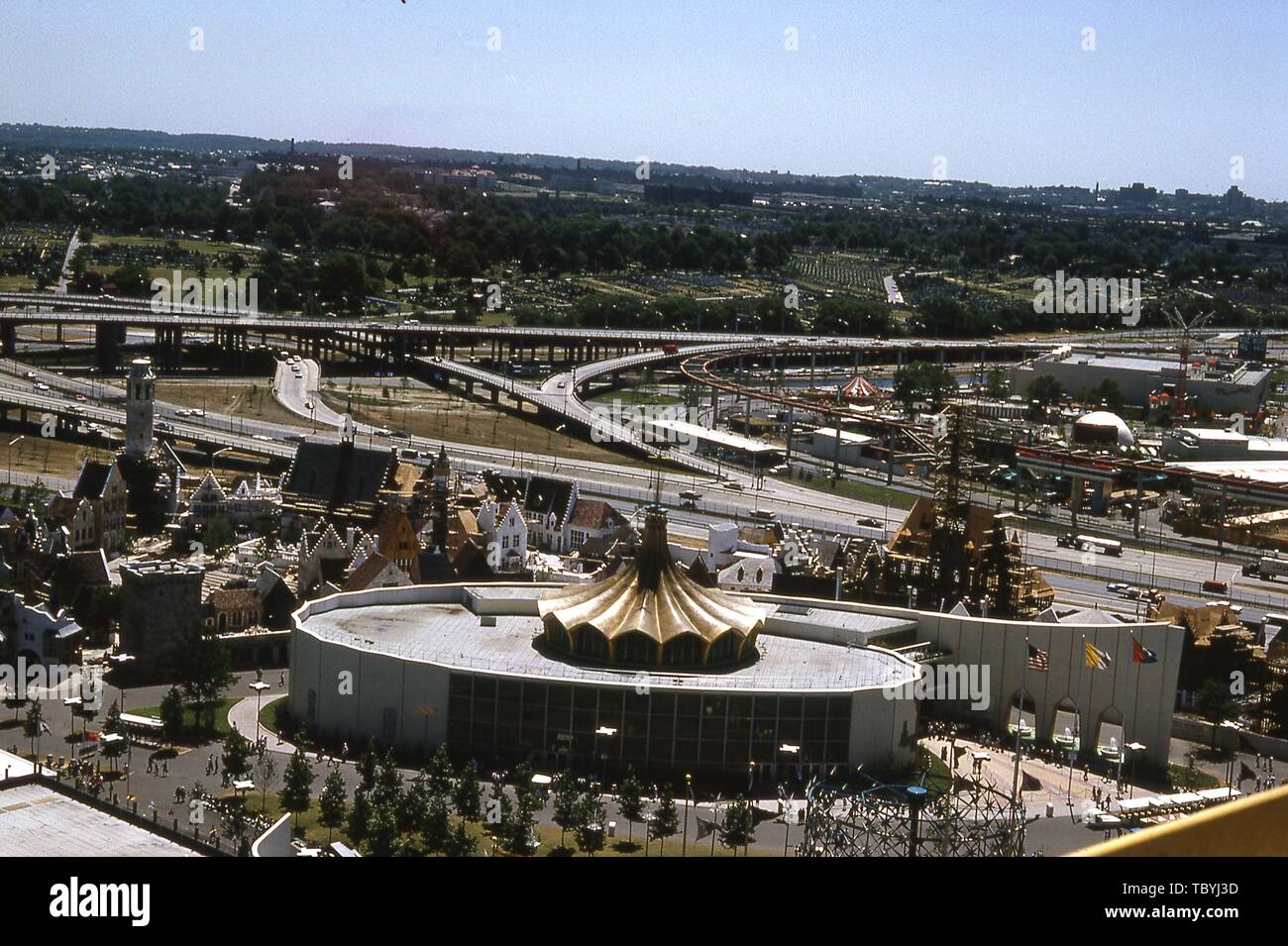Aus der Vogelperspektive der Vatikan und die belgischen Dorfes Pavillons, an einem sonnigen Tag, mit dem Long Island Expressway im Hintergrund, 1964 in New York World's Fair, Flushing Meadows Park, Queens, New York, Juni, 1964. () Stockfoto