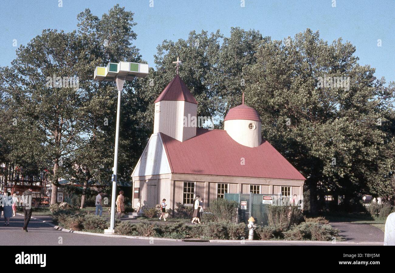 Fußgänger, an einem sonnigen Tag, außerhalb der Russischen Orthodoxen griechisch-katholischen Kirche von Amerika Pavillon, 1964 in New York World's Fair, Flushing Meadows Park, Queens, New York, Juni, 1964. () Stockfoto