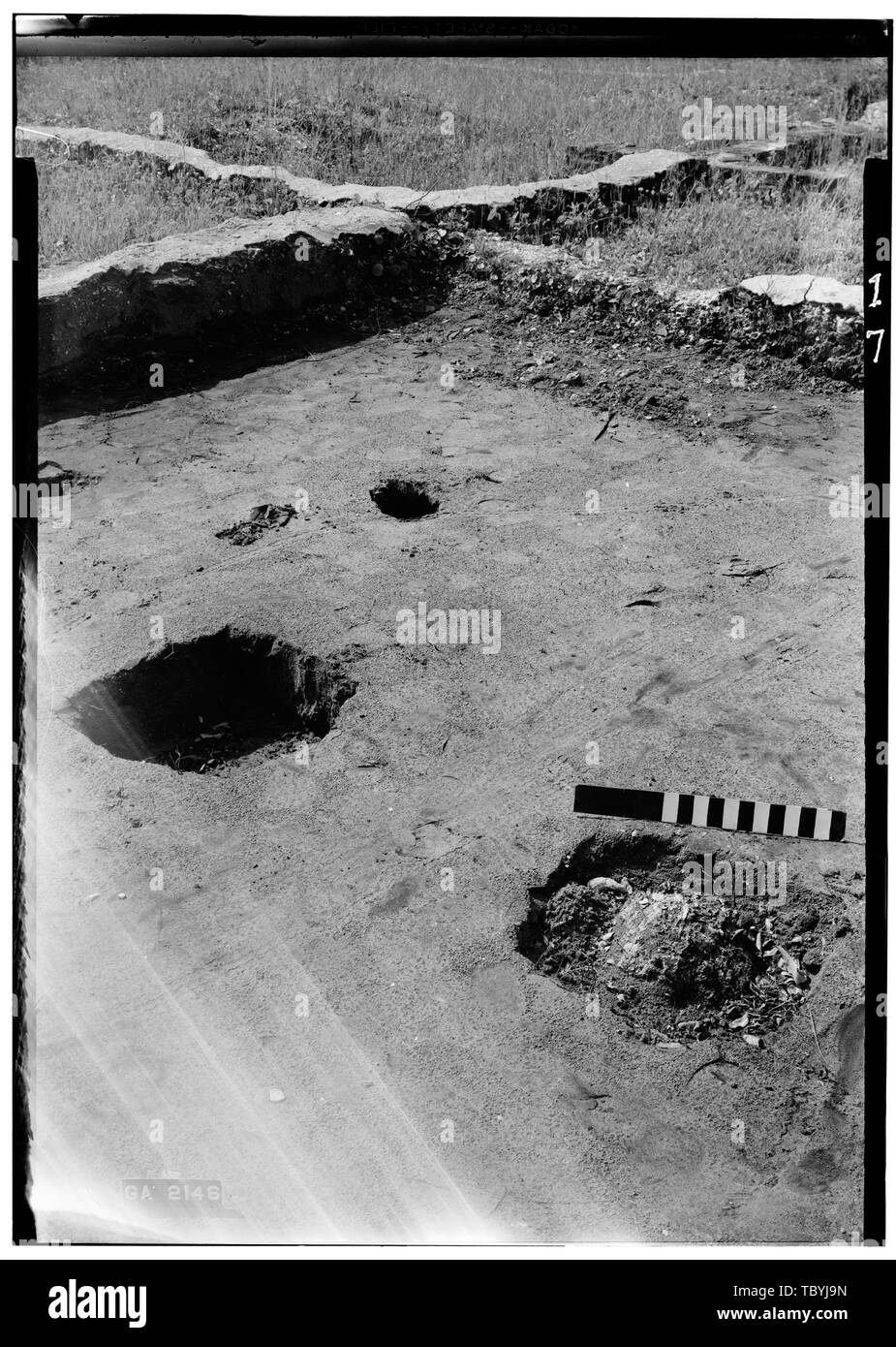 Mai POST LÖCHER 1958 im Innenhof von S.E. Fort Frederica, Kasernen (Ruinen), Saint Simons Island, Glynn County, GA Stockfoto