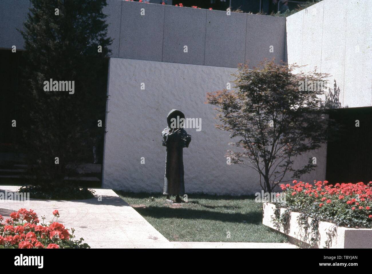 Eine bronzene Skulptur des Künstlers Pablo Serrano, in einem Garten Bereich außerhalb des Spanien Pavillon, 1964 in New York World's Fair, Flushing Meadows Park, Queens, New York, Juni, 1964. () Stockfoto