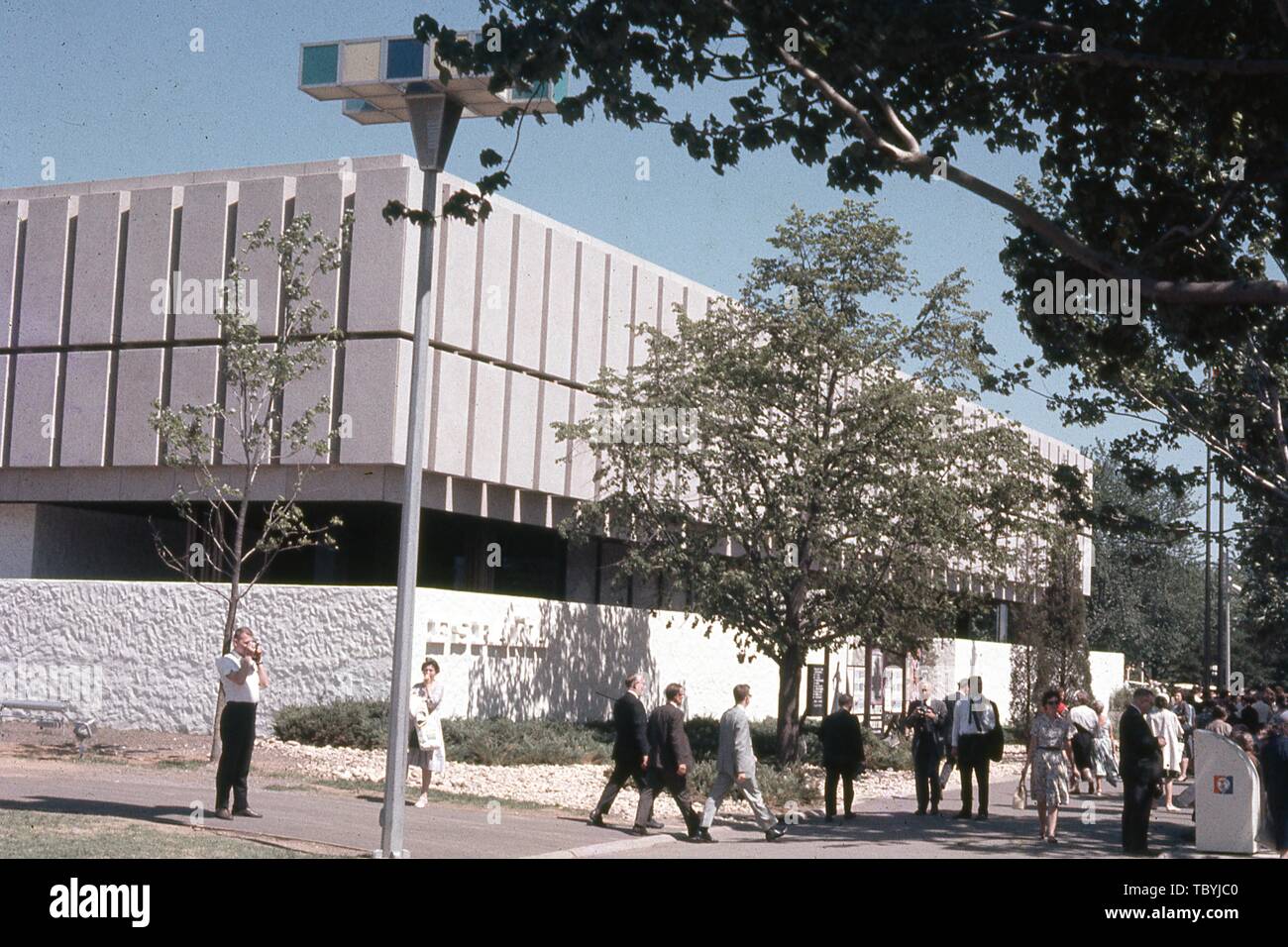 Fußgänger außerhalb des Spanien Pavillon, an einem sonnigen Tag, 1964 in New York World's Fair, Flushing Meadows Park, Queens, New York, Juni, 1964. () Stockfoto