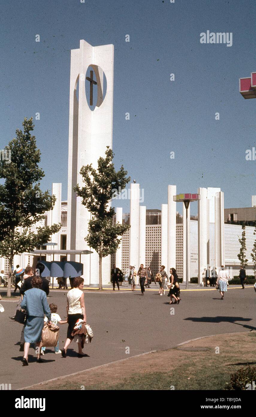 Fußgänger, an einem sonnigen Tag, außerhalb der protestantischen und orthodoxen Zentrum, 1964 in New York World's Fair, Flushing Meadows Park, Queens, New York, Juni, 1964. () Stockfoto