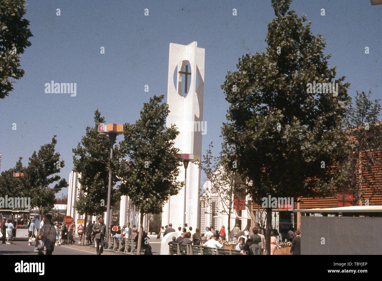 Massen von Menschen, an einem sonnigen Tag, außerhalb der protestantischen und orthodoxen Zentrum, 1964 in New York World's Fair, Flushing Meadows Park, Queens, New York, Juni, 1964. () Stockfoto