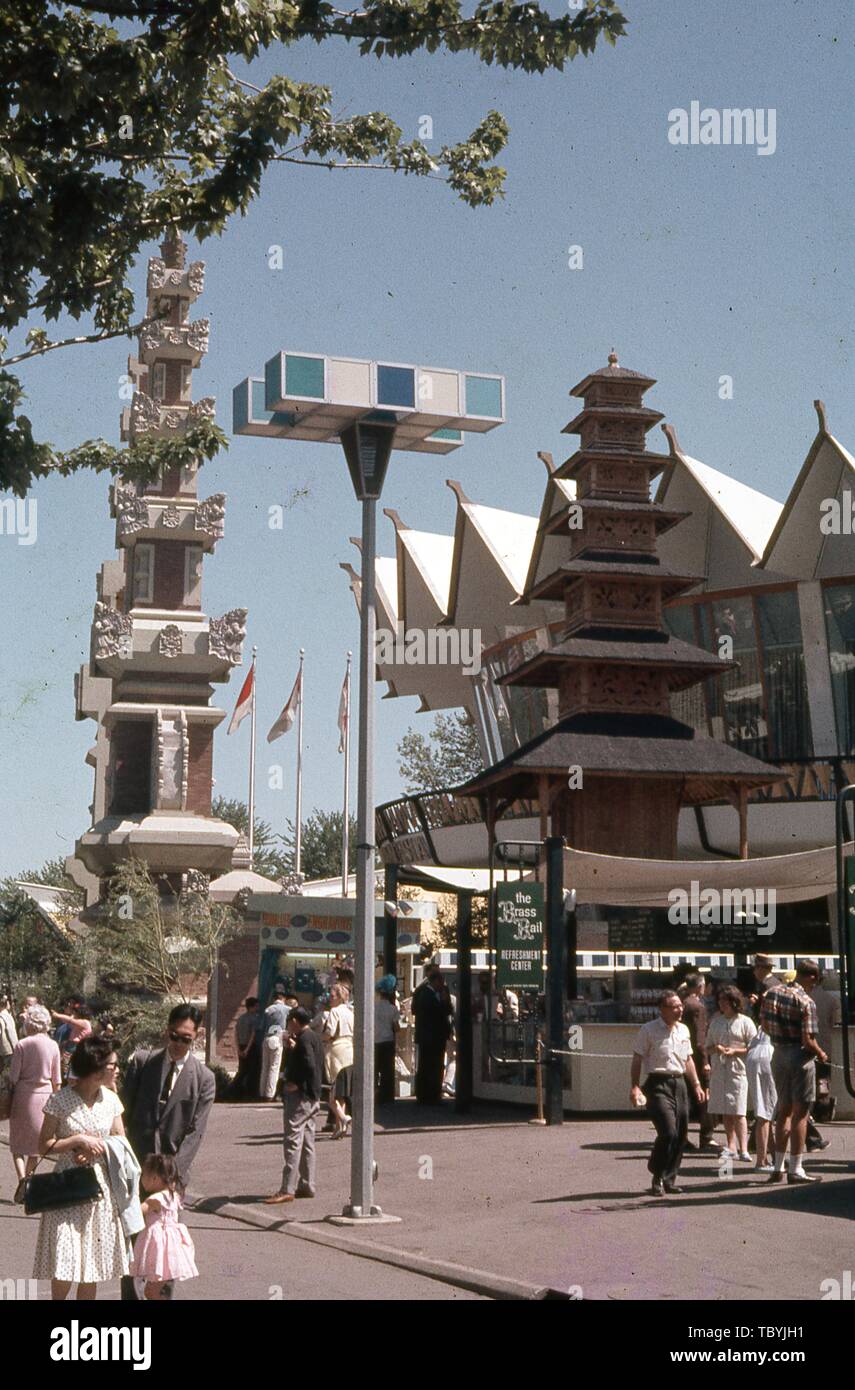 Messebesucher außerhalb der Indonesien Pavillon, an einem sonnigen Tag, 1964 in New York World's Fair, Flushing Meadows Park, Queens, New York, Juni, 1964. () Stockfoto