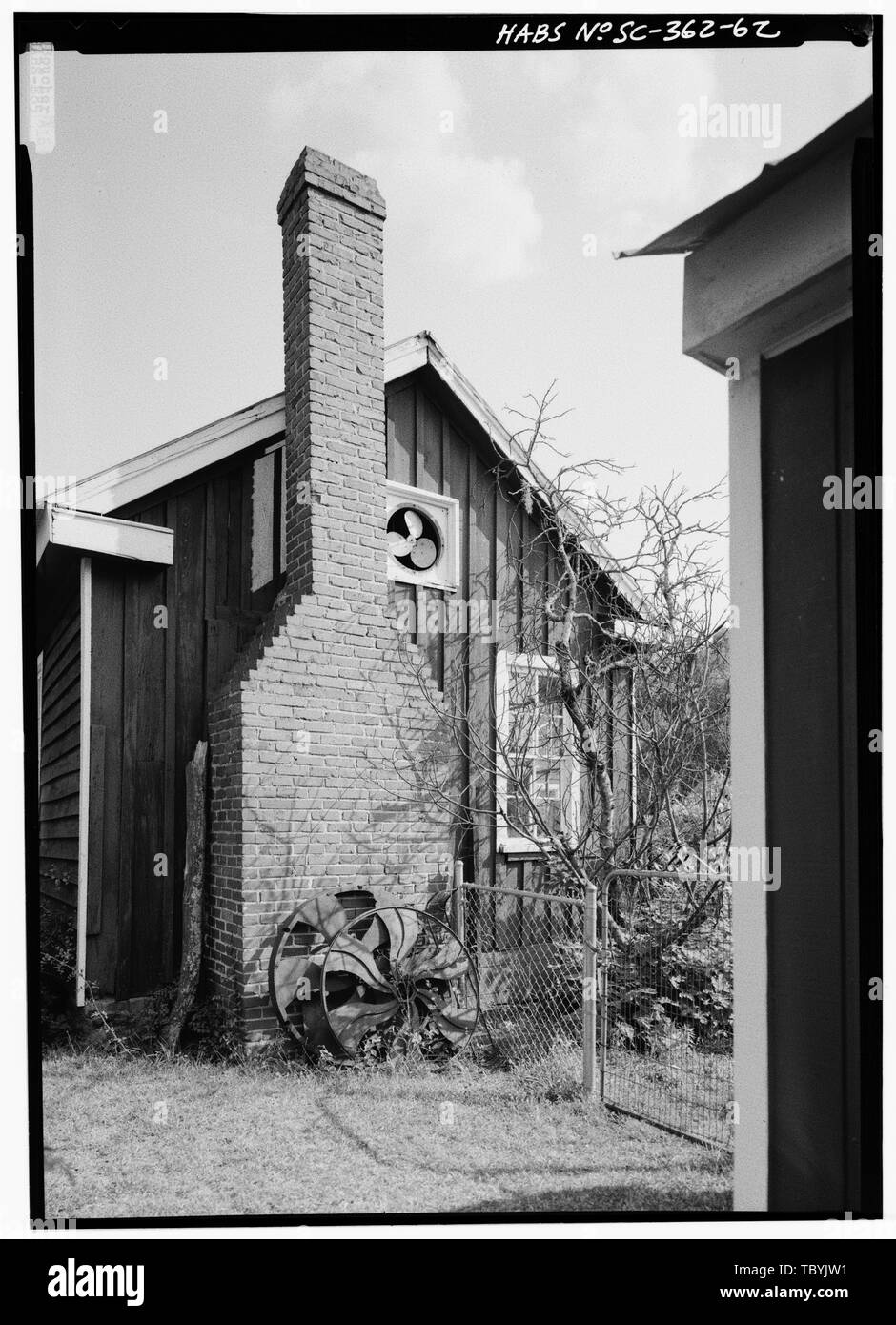 Mai 1985. Nördlichen ENDE DER WASCHHAUS (Negative leicht vernetztem. Baum hinter dem Zaun ist feige, Ficus Carica.) Borough House, West Side State Route 261, etwa 0,1 Meilen südlich der Kreuzung mit der alten Überzeugen und Ferry Road, Stateburg, Sumter County, SC Cornwallis Greene Cary, Brian, Sender Preis, Virginia B, Sender Stockfoto