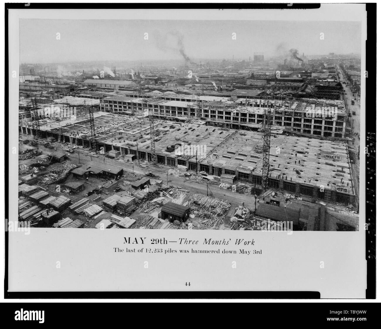 29 Mai von drei Monaten Arbeit. Blick nach Norden. Lager 1 am hinteren Lager 2 in Richtung Vordergrund. Flotte der US-Marine Supply Base, Lagerhaus Nr. 1, 830 Third Avenue, Brooklyn, Kings County, NY Stockfoto