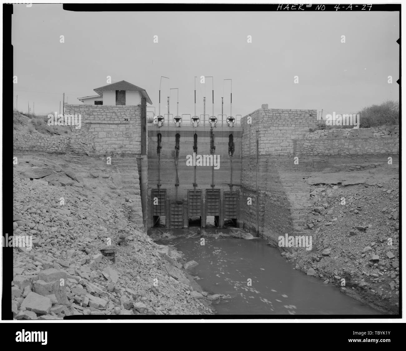 McMILLAN DAM FUNKTIONIERT. Blick nach Südwesten Carlsbad Bewässerung-bezirk, McMillan Dam im Pecos River, 13 km nördlich von Karlsbad, Carlsbad, Eddy County, NM Stockfoto