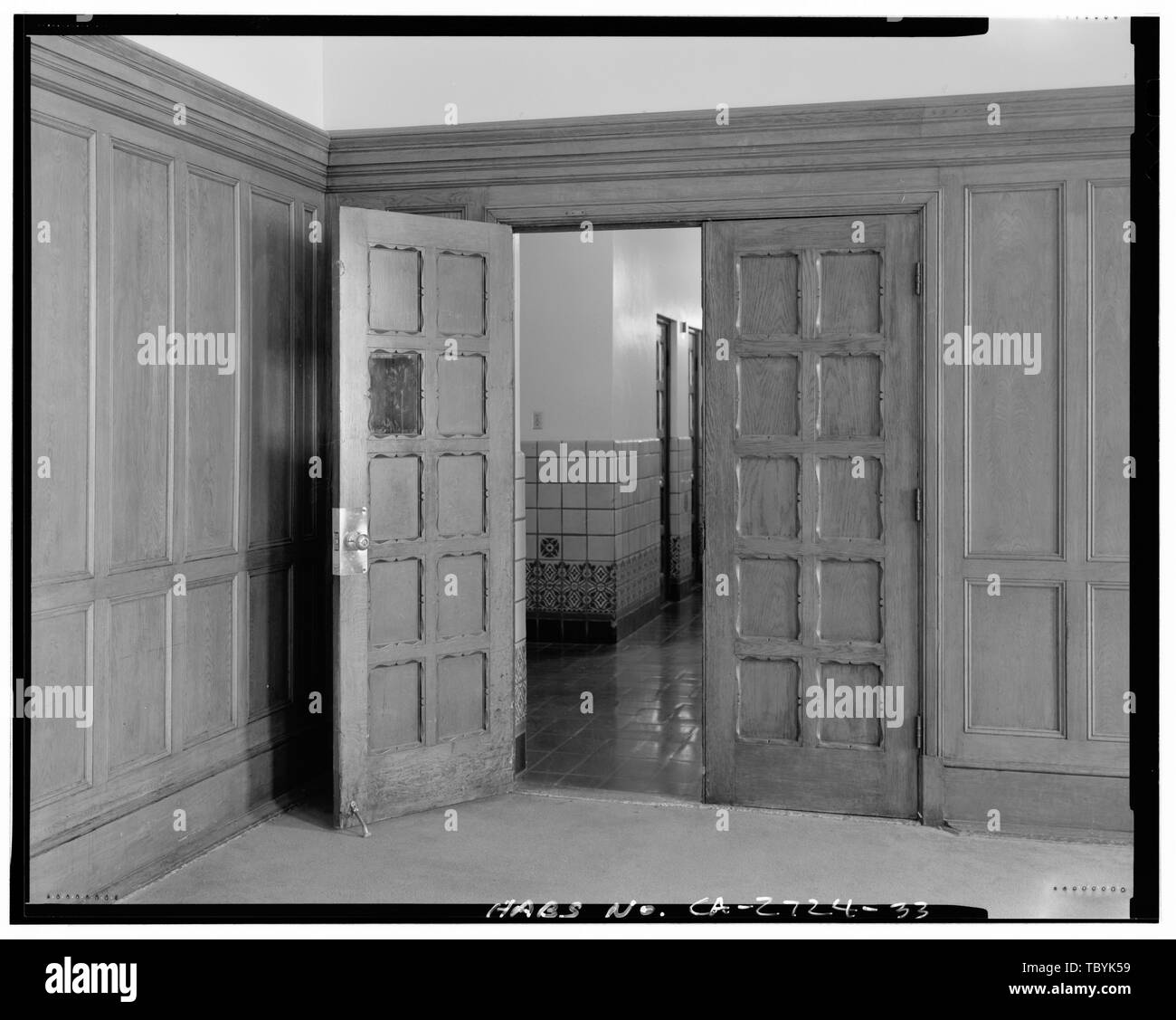 Tagungsraum. Details von Tür- und Holzplatten in der SW-Ecke. Eine der Platten in der Tür wurde mit klarem Plexiglas ersetzt. Jüdische Gemeinde Zentrum von San Francisco, 3200 California Street, San Francisco, San Francisco County, CA Stockfoto