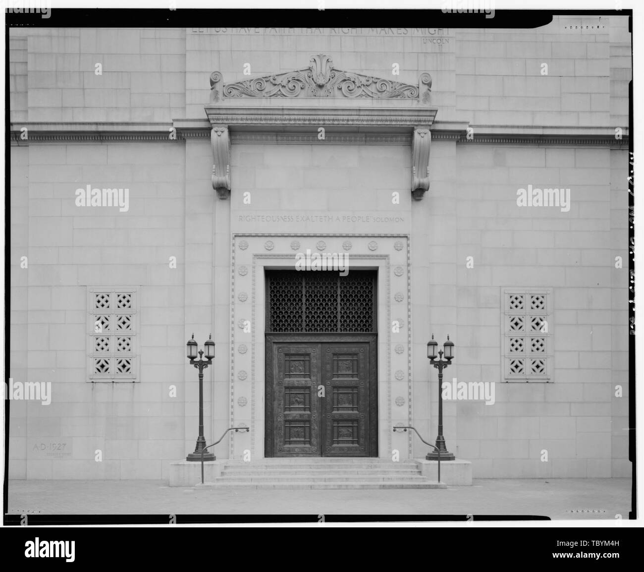 Monica Griesbach, Fotograf August 1997. DETAIL DER LOS ANGELES CITY HALL WEST EINGANG INNENHOF MIT bronzenen Türen, LEUCHTEN UND GRILLS, nach Osten gerichtet. Los Angeles City Hall, 200 North Spring Street, Los Angeles, Los Angeles County, CA Stockfoto