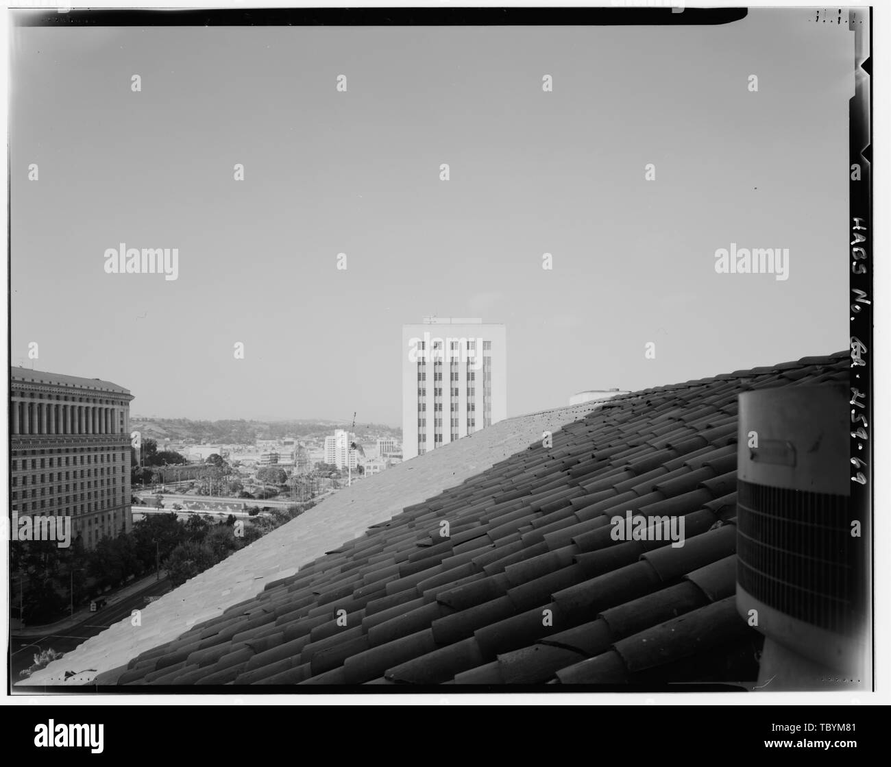 Monica Griesbach, Fotograf August 1997. Blick auf LOS ANGELES RATHAUS NORDFLÜGEL TON ZIEGELDACH aus dem zwölften Stock Fenster, nach Norden. Los Angeles City Hall, 200 North Spring Street, Los Angeles, Los Angeles County, CA Stockfoto
