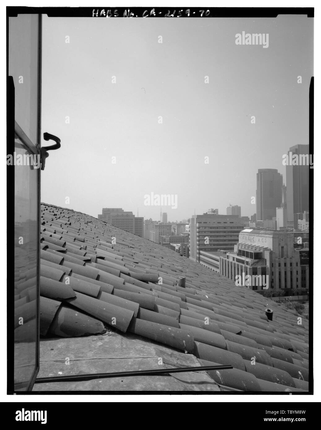 Monica Griesbach, Fotograf August 1997. Blick auf LOS ANGELES RATHAUS SÜDFLÜGEL TON ZIEGELDACH aus dem zwölften Stock Fenster mit Blick nach Süden. Los Angeles City Hall, 200 North Spring Street, Los Angeles, Los Angeles County, CA Stockfoto