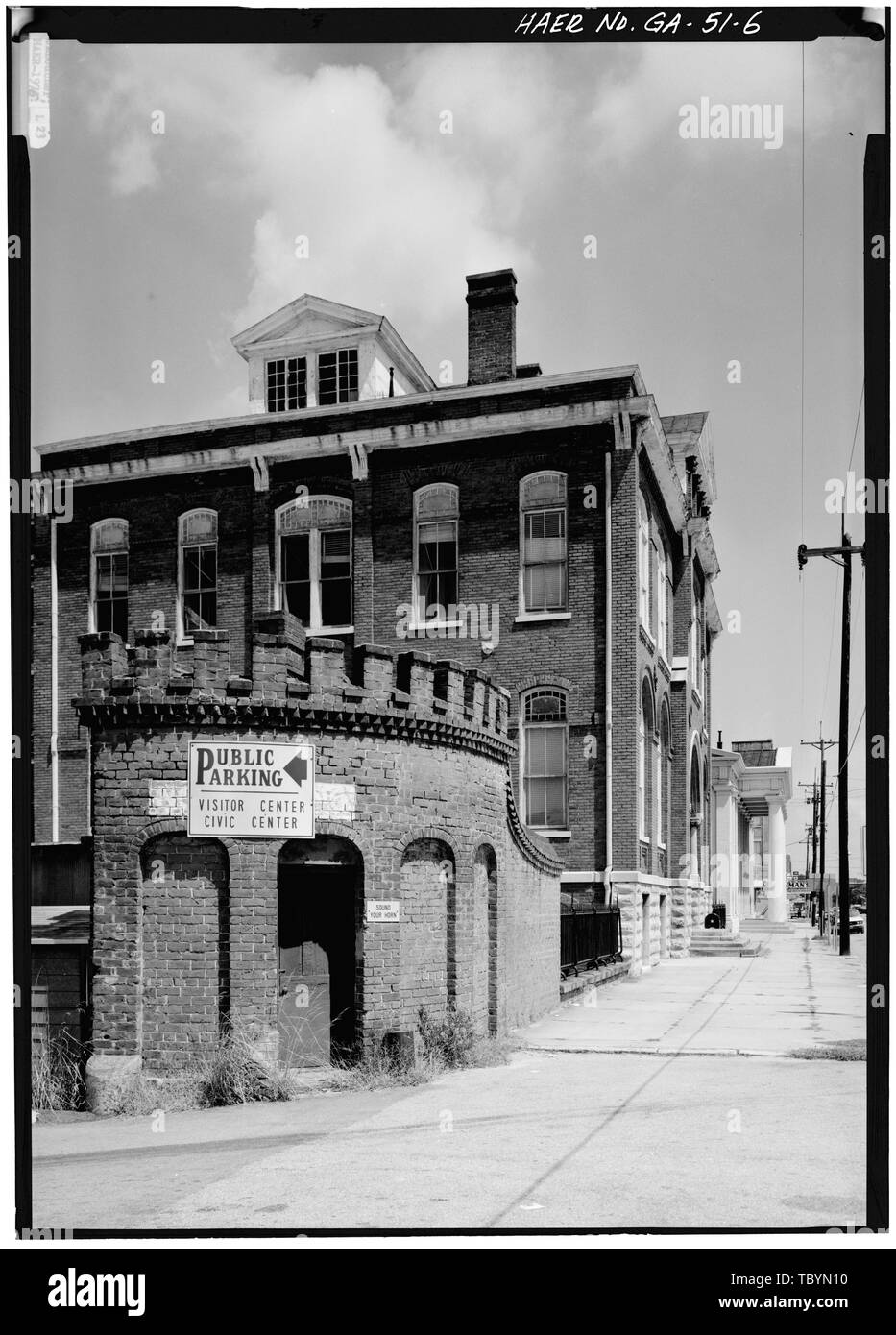 N Hälfte der Tor mit roten Gebäude im Hintergrund. Zentrale von Georgia Railway, Baumwolle Yard Tore, West Broad Street, Savannah, Chatham County, GA Stockfoto