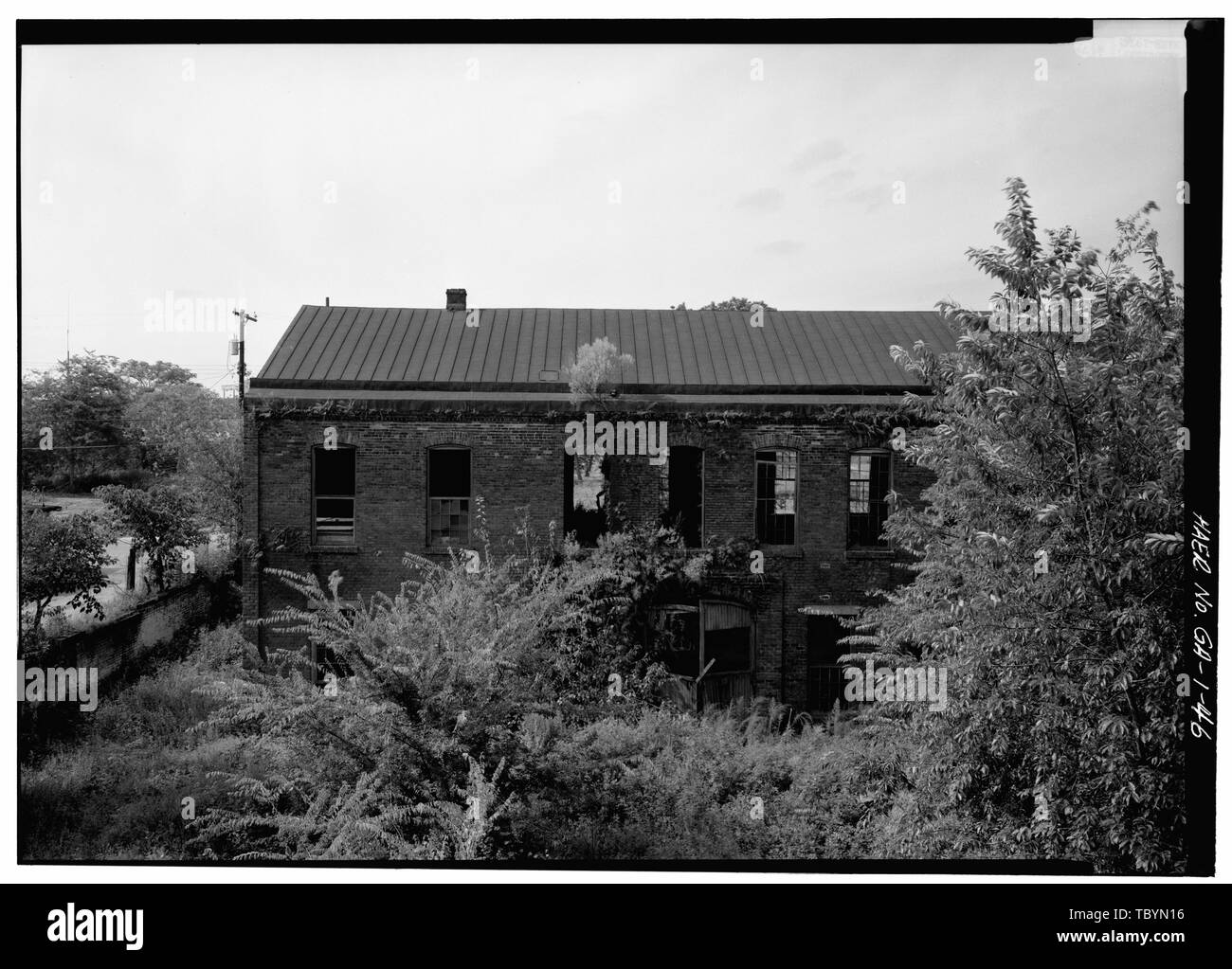 N Höhe von Ausschreibung Frame Shop wiederhergestellt angezeigt, stehfalz Metalldach. Zentrale von Georgia Railway, Savannah Werkstätten und Terminal, Ausschreibung Frame Shop, begrenzt durch West Broad, Jones, West Grenze und Rumpf Straßen, Savannah, Chatham County, GA Stockfoto