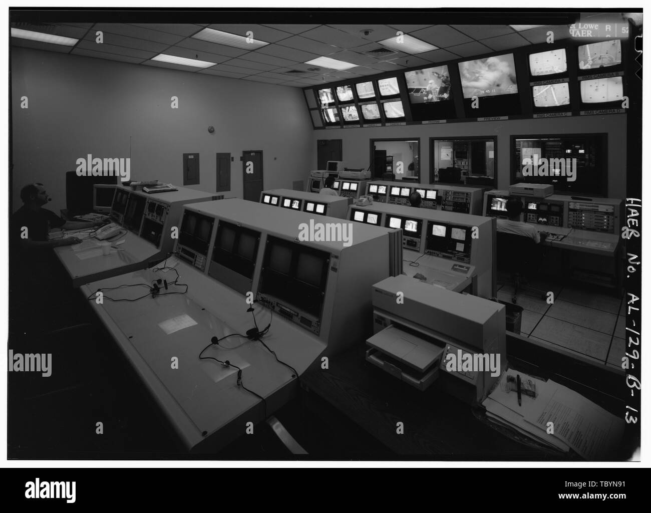 NBS unteren Zimmer. Hinter WEIT GLASWAND IST VIDEO AUSRÜSTUNG UND STIMME INTERCOM ANLAGEN. Die Monitore über GLAS WAND UNTERWASSER TEST Video zum Kontrollraum. Am weitesten entfernten Konsole Zeile enthält Kamera schalten, Schwenken, Neigen und Zoomen, Fokussieren. Mittelkonsole Zeile enthält TEST DIRIGENT KONSOLEN FÜR DIE ÜBERWACHUNG DER TESTAKTIVITÄTEN UND DATEN. Die nächsten KONSOLE ZEILE IST NBC FACILITY KONSOLEN FÜR TEST DIRECTOR, SICHERHEIT UND QUALITÄTSSICHERUNG VERTRETER. Marshall Space Flight Center, Neutral Buoyancy Simulator Facility, rideout Straße, Huntsville, Madison County, AL Stockfoto