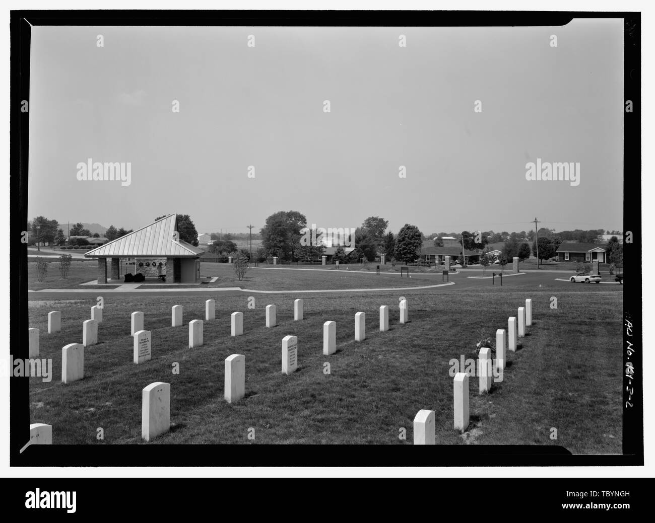 Neuen Abschnitt des Friedhofs mit ANKLAGEERHEBUNG TIERHEIM im Hintergrund. Blick nach Westen. Libanon National Cemetery, 20 Highway 208, Libanon, Marion County, KY US-Veterans Affairs Stockfoto