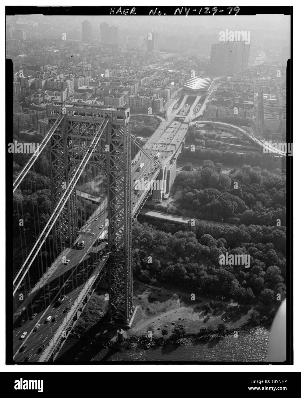 NEW YORK TURM VON DER GEORGE WASHINGTON BRÜCKE NACH OSTEN, DIE NEW YORK Ansätze die George Washington Bridge, Spanning Hudson River zwischen Manhattan und Fort Lee, NJ, New York, New York County, NY Stockfoto
