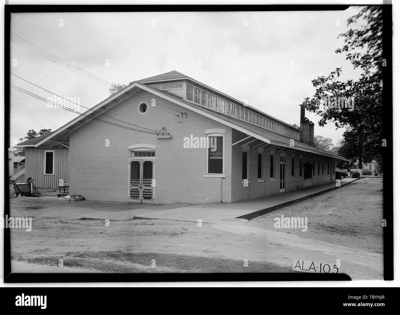 Historischer amerikanischer Gebäude Umfrage E. W. Russell, Fotograf, April 2, 1935 N. UND W. SEITE VON GEBÄUDE. Wie VERWIRRUNG HALLE E. Der BARACKE GEB. verwendet. Mount Vernon Arsenal, Alte Mess Hall, Old Saint Stephens Road (County Road 96), Mount Vernon, Mobile County, AL Stockfoto