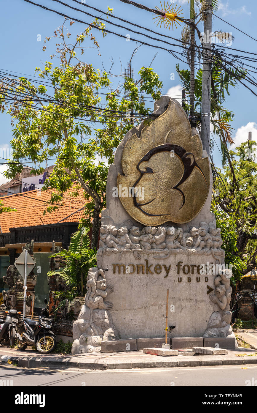 Ubud, Bali, Indonesien - 26. Februar 2019: Downtown Pedang Tegal, Ji. Hanoman Street, im Herzen des Geschäftsviertels. Nahaufnahme der Statue und Zeichen des Heiligen Affen Stockfoto