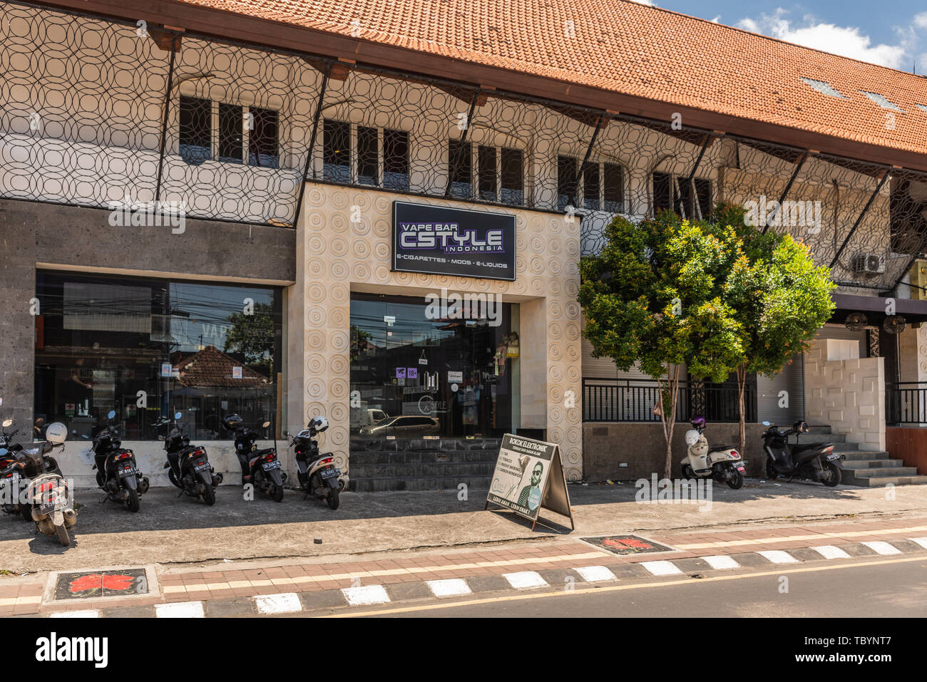 Ubud, Bali, Indonesien - 26. Februar 2019: Downtown Pedang Tegal, Ji. Hanoman Street, im Herzen des Geschäftsviertels. Nahaufnahme der vorderen von Cstyle Vape Bar mit Mo Stockfoto