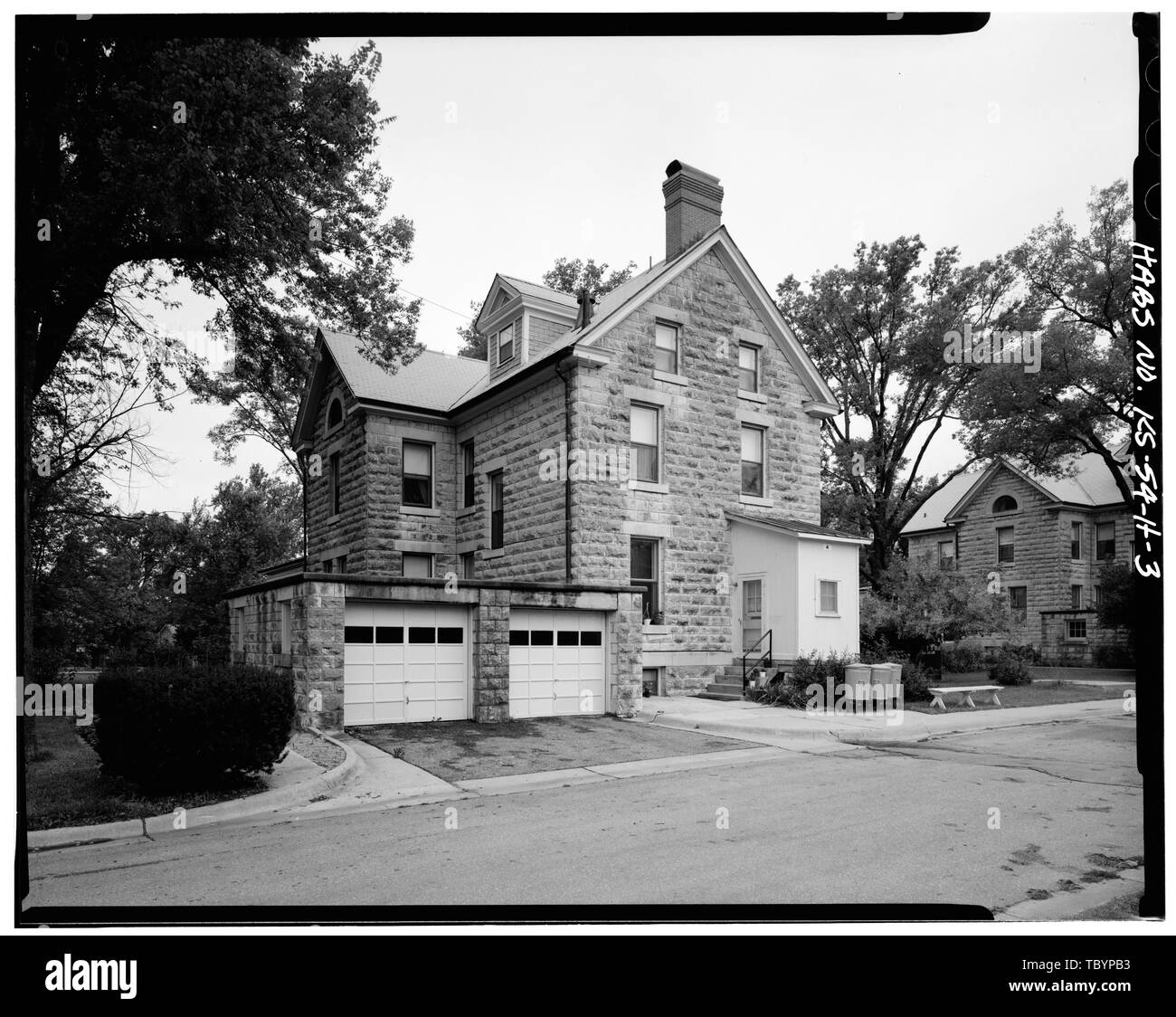 Norden (hinten) Erhebungen, nach Südwesten. Fort Riley, Gebäude Nr. 4, 4 Barry Avenue, Riley, Riley County, KS Goding, William Teich, George Williamson Crawford, Catherine, Feld team Glas, James ein, Projektleiter Crawford, Catherine, Sender Whye, Mike, Fotograf Rodriguez, Joseph, Historiker Stockfoto