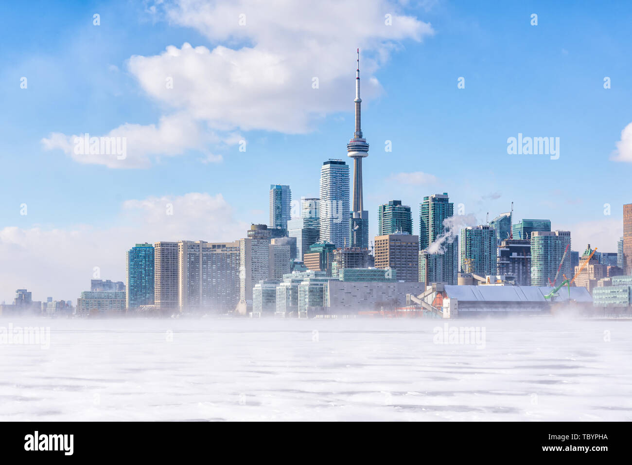 Toronto gefrorener See Ontario. Am frühen Morgen Panoramablick auf die Innenstadt mit Schneesturm Stockfoto