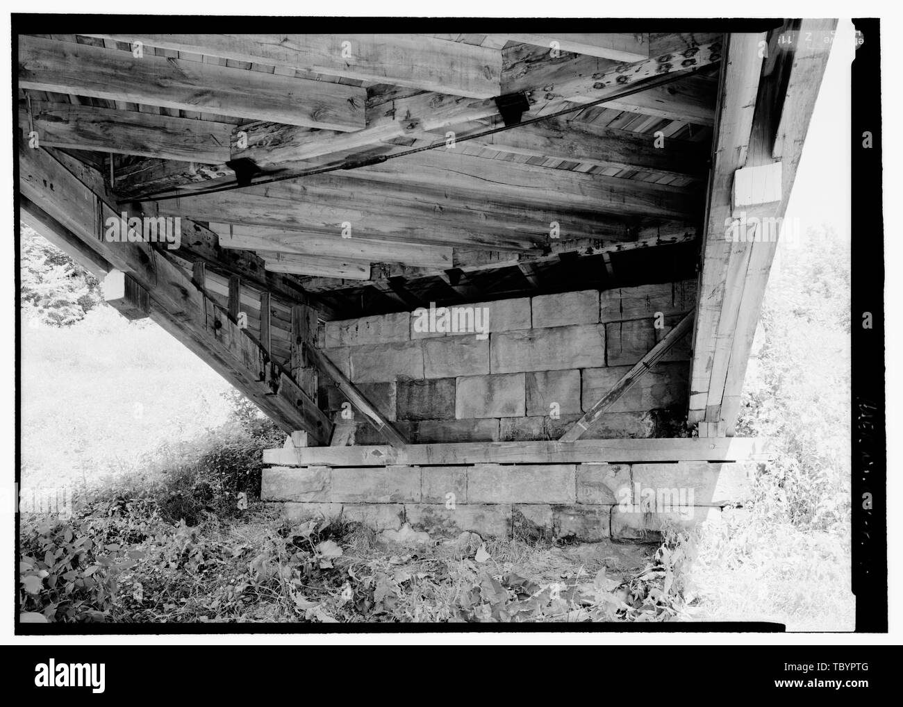 Norden Widerlager. Hinweis RAILROAD VERSTEIFUNGEN, TRUNNELS UND DIAGONALE DECKENTRÄGER mit diagonalen Bodenbeläge. Zollikerberg Covered Bridge, Spanning Buffalo Creek an der Pike Street, Zollikerberg, Marion County, WV Chenoweth, Lemuel Chenoweth, Eli Burr, Theodore Cunningham, R I Kurz, C A Aufträge Bau und Allegheny Restaurierung Arbeitnehmer Institut für die Geschichte der Technik, West Virginia University Barrick, Henry Barrick, John Ice, Adam Eis, WIlliam Bayles Haymond, Luther McConnell, Robert McConnell, John Merrill, Austin Chenowith, Archibald Vaughn, James ein Hirsch, Nancy Ann Palmer, Timothy Lieben, Fr Stockfoto