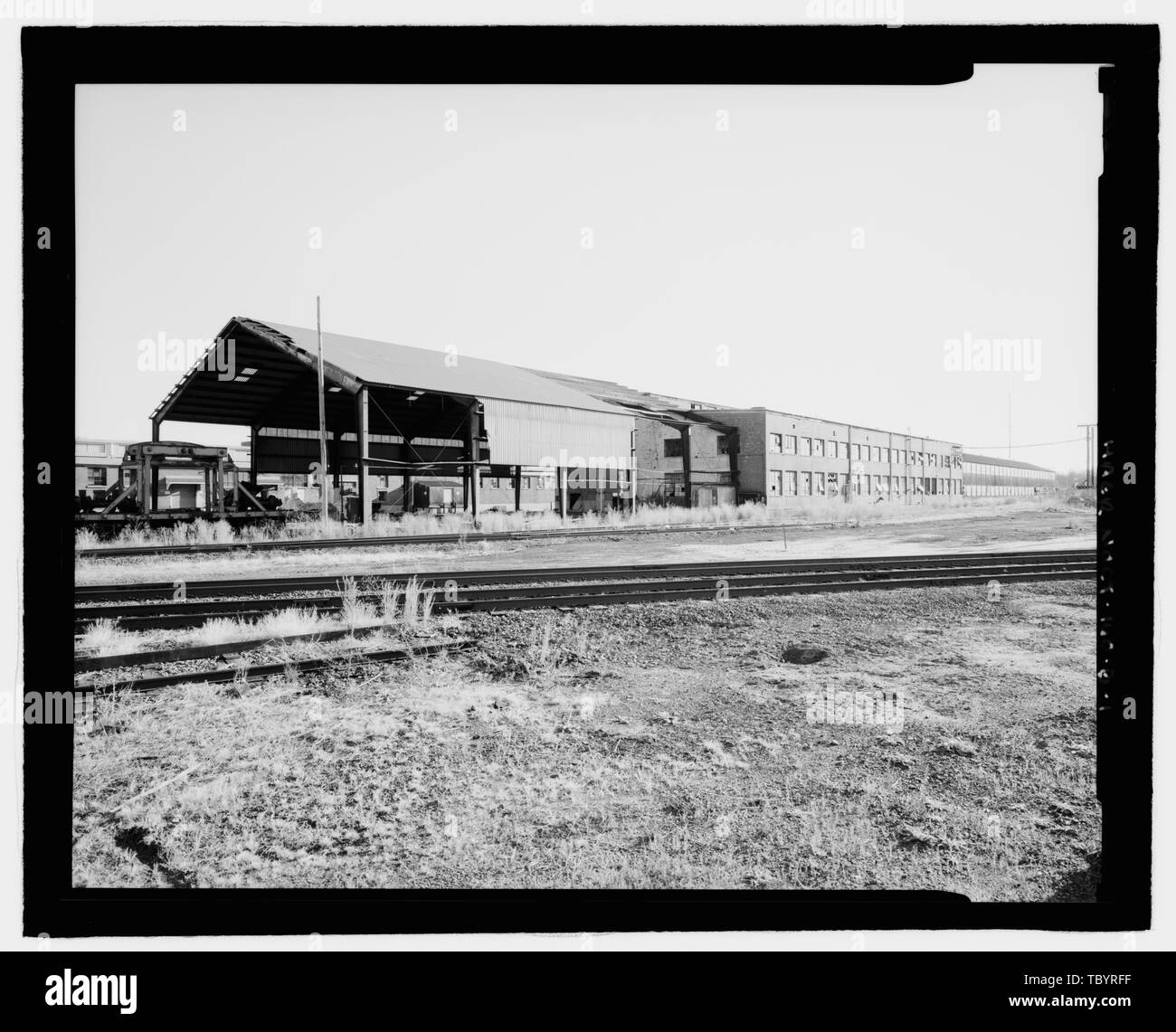 Im Norden und Westen Erhöhungen, anzeigen kann. 1960 OPEN STORAGE STRUKTUR, BRICKWALLED CORRUGATEDSTEEL Nord und Süd teil, Kamera nach Südosten. New Haven Rail Yard, Arbeitsmittel Shop, Nähe von Zeder und Lamberton Straßen, New Haven, New Haven County, CT Stockfoto