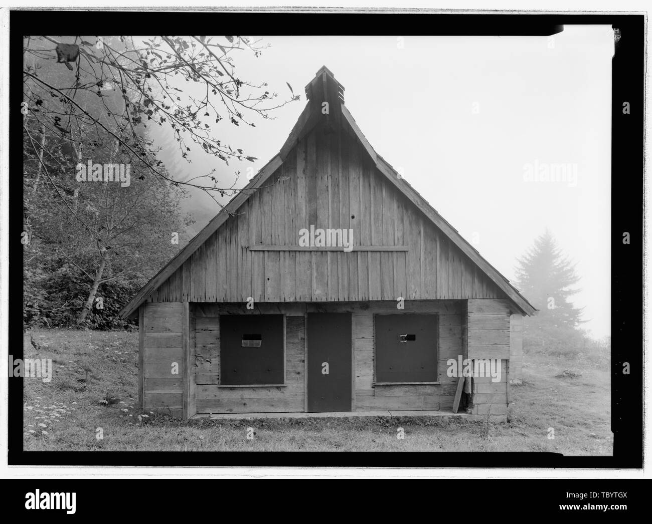 Norden ELEVATION mit architektonischen Details VERWENDET, UM ZU VERSCHLEIERN, Gebäude als Scheune. Radar Station B 71, Betriebsgebäude, Küsten, Klamath, Del Norte County, CA Stockfoto