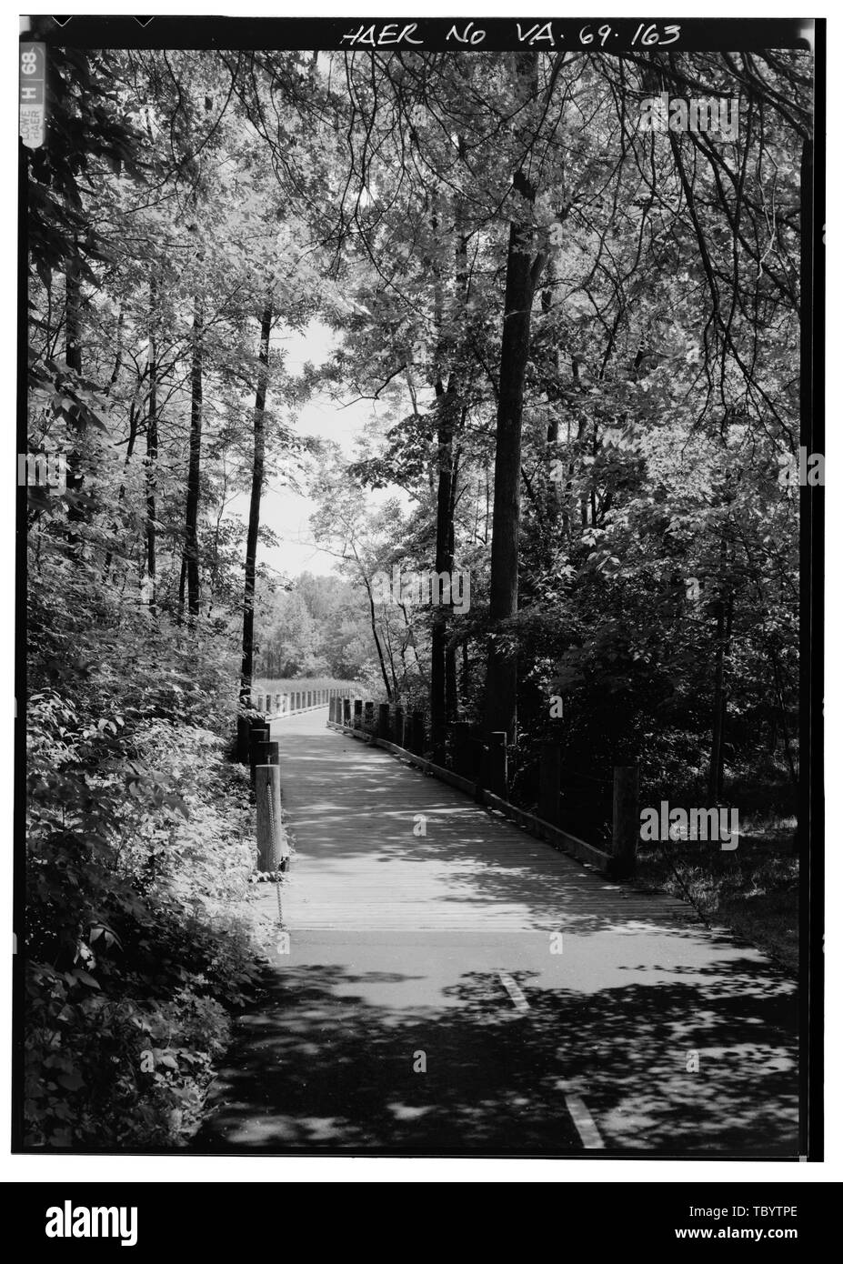 Nördlichen Ende der Fußgänger-Brücke über den Deich MARSH Blick nach Süden. George Washington Memorial Parkway, entlang der Potomac River von McLean nach Mount Vernon, VA, Mount Vernon, Fairfax County, VA Mount Vernon Avenue Association US-Armee Korps der Ingenieure US-Büro der öffentlichen Straßen Clarke, Gilmore Downer, Jay, Toms, R E Johnson, J W Simonson, Wilbur McNary, J V Barton, Clara Mount Vernon Damen Verein Garden Club von Amerika Töchter der Amerikanischen Revolution United Töchter der Konföderation kolonialen Dames von Amerika Assoziation für die Bewahrung der Virginia Antiquitäten McMillan Kommission G Stockfoto