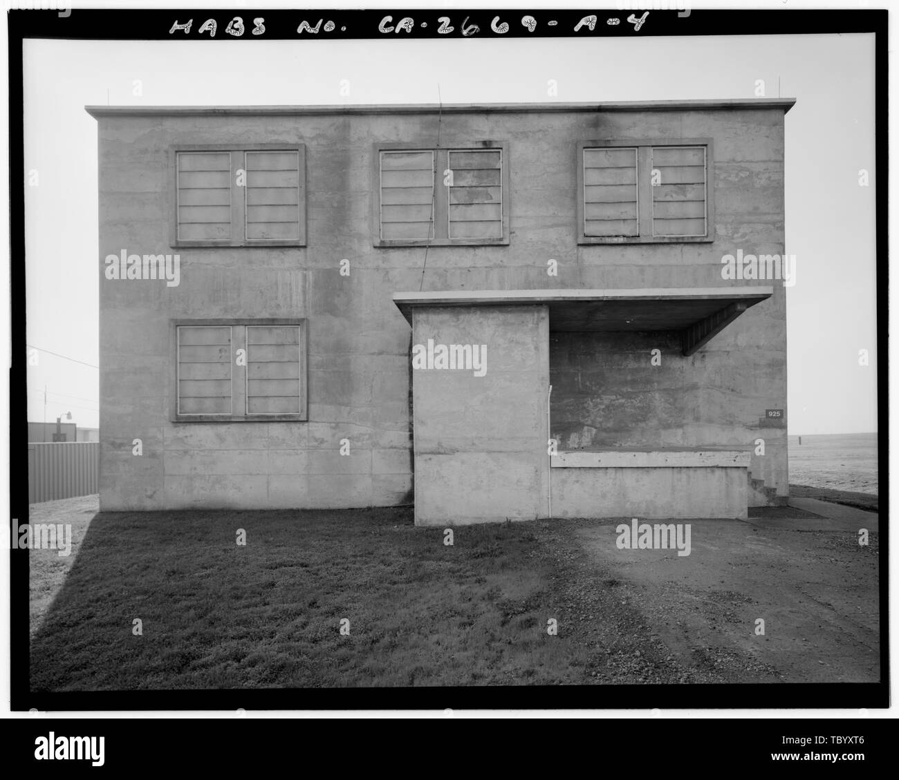 Norden (vorne) von Gebäude 925. Mit Blick nach Süden. Travis Air Force Base, Gebäude Nr. 925, W Straße, Fairfield, Solano County, CA Stockfoto