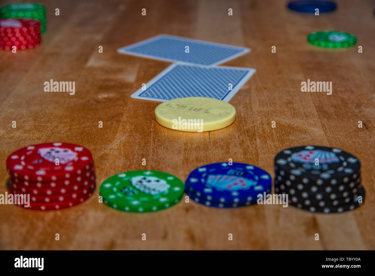 Poker chips und Karten für Texas Hold'em Stockfoto