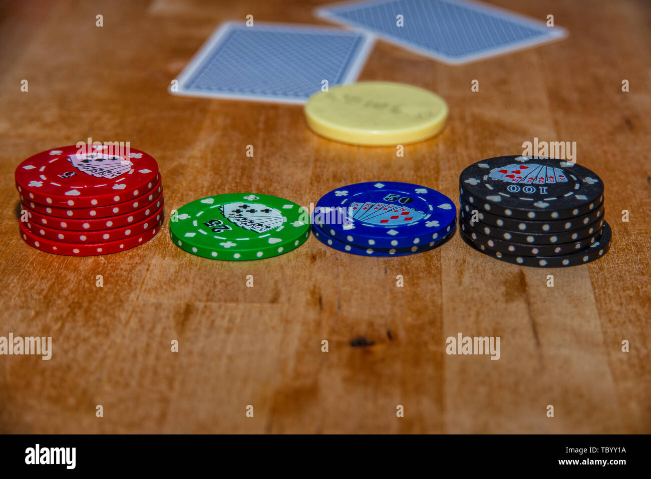 Poker chips und Karten für Texas Hold'em Stockfoto