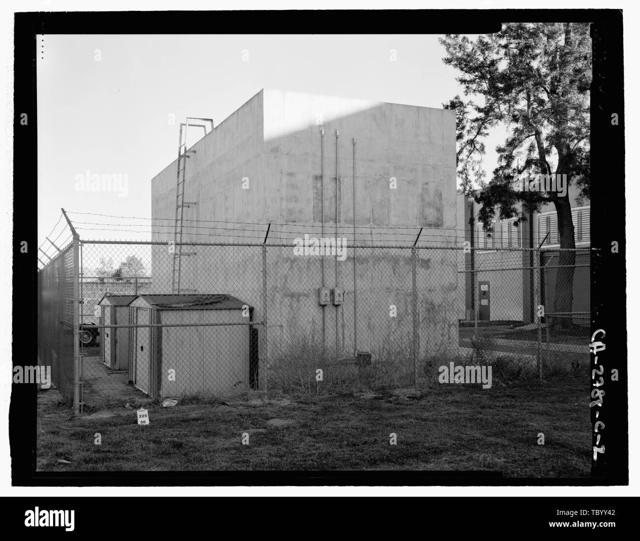 Nord- und Westseite des Kühlturms, Utility (Gebäude 2606) ist im Hintergrund rechts März Air Force Base, Strategic Air Command, Kühlturm, 5220 Riverside Drive, Moreno Valley, Riverside County, CA Stockfoto Nord- und Westseite des Kühlturms, Utility (Gebäude 2606) ist im Hintergrund rechts März Air Force Base, Strategic Air Command, Kühlturm, 5220 Riverside Drive, Moreno Valley, Riverside County, CA Stockfoto