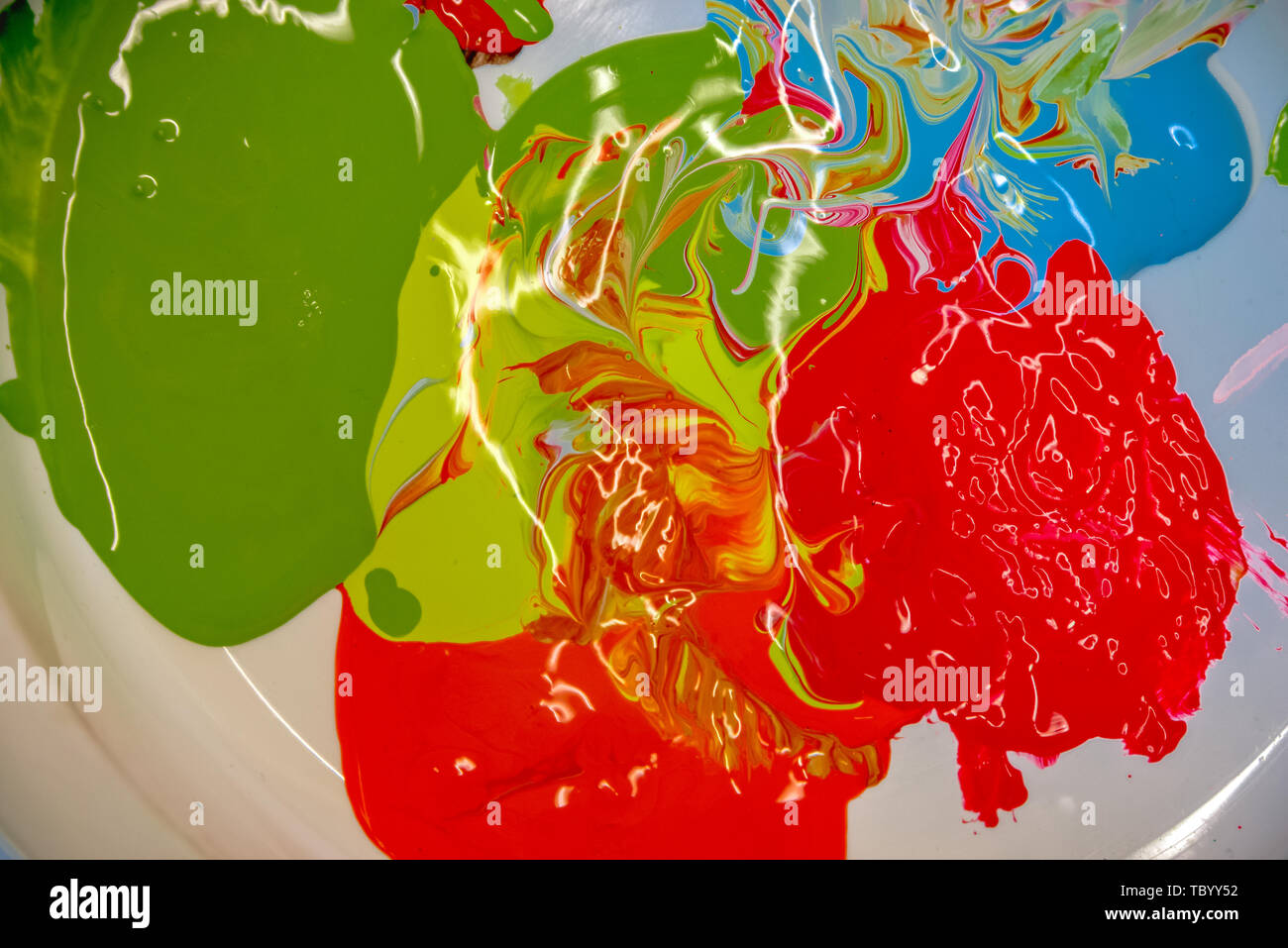 Anders farbigen Acryl Farben auf einem Sockel Stockfoto