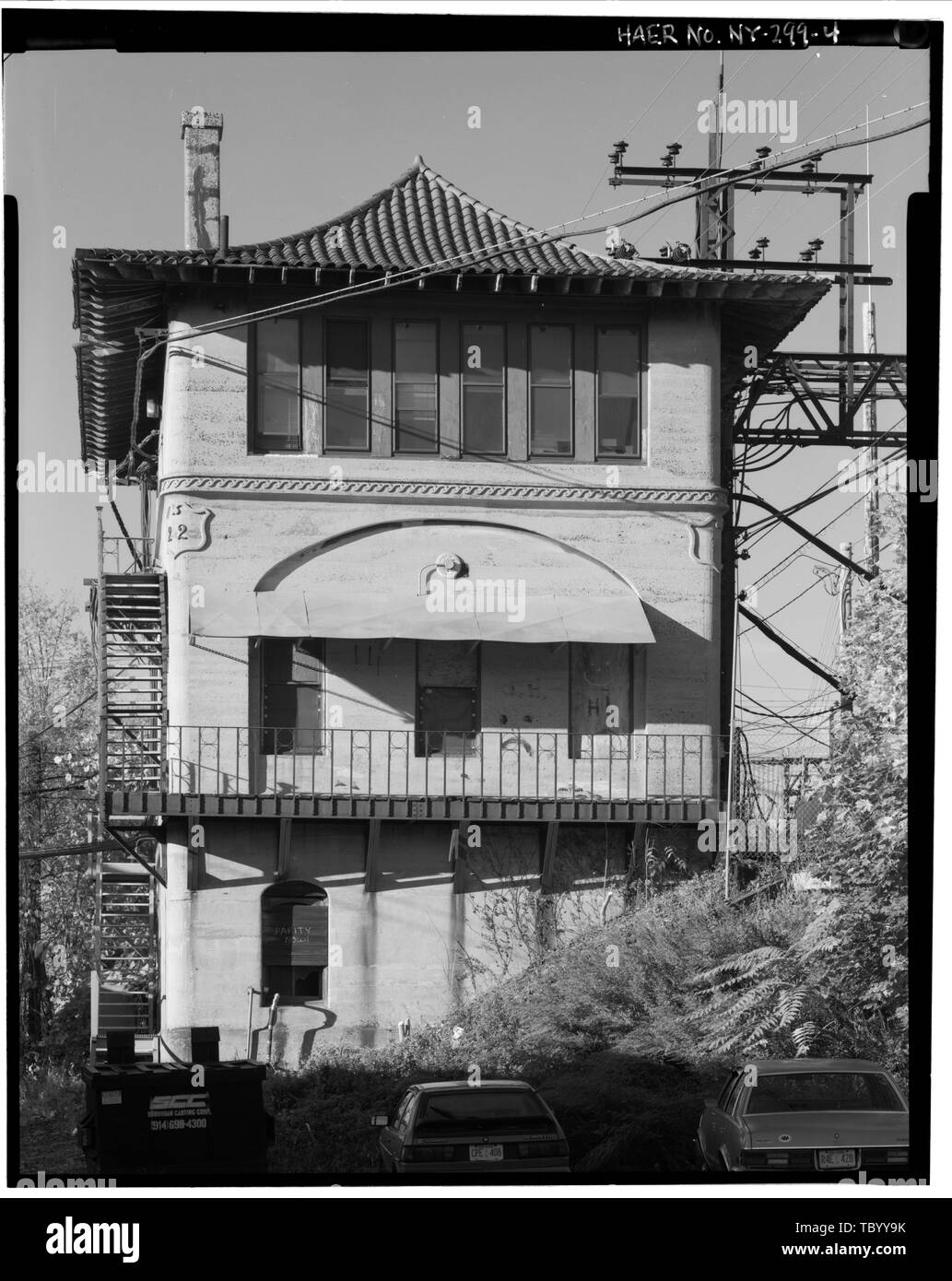 Nördlich der Erhöhung von Shell Verriegelung Turm, Struktur in die Steigung der Eisenbahn rightofway gebaut. New York, New Haven, Hartford Railroad, Shell Verriegelung Tower, New Haven Milepost 16, ca. 100 fühlen sich östlich von New Rochelle, New Rochelle, Westchester County, NY Stockfoto Nördlich der Erhöhung von Shell Verriegelung Turm, Struktur in die Steigung der Eisenbahn rightofway gebaut. New York, New Haven, Hartford Railroad, Shell Verriegelung Tower, New Haven Milepost 16, ca. 100 fühlen sich östlich von New Rochelle, New Rochelle, Westchester County, NY Stockfoto