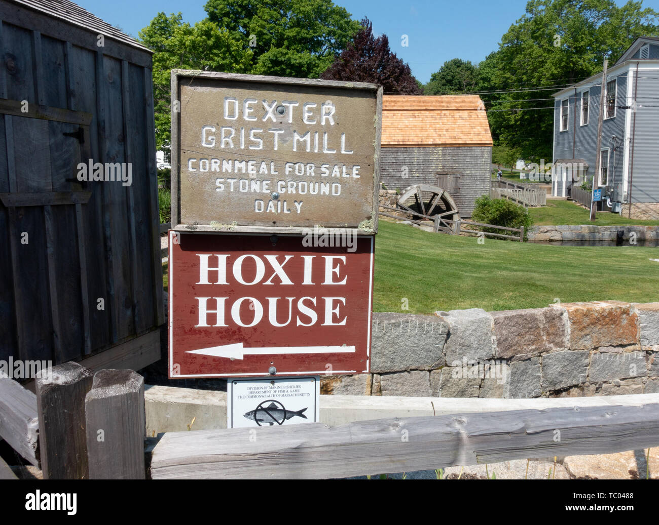 Anzeichen für Scenic Dexter Grist Mill und die hoxie Haus in Sandwich, Cape Cod, Massachusetts, USA Stockfoto
