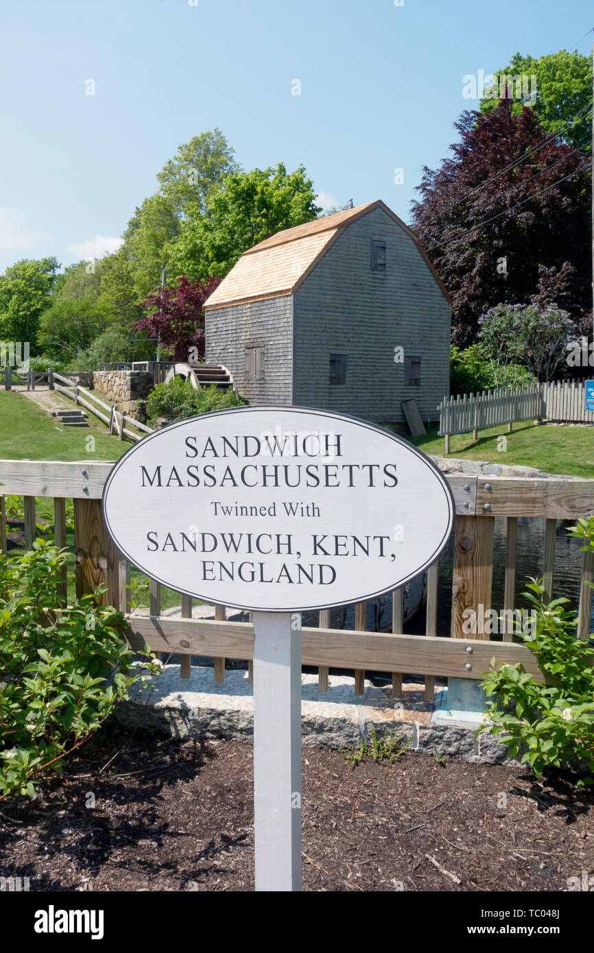 Das historische Dexter Grist Mill in Sandwich, Cape Cod, Massachusetts, USA mit Vorzeichen mit Partnerstädten Sandwich, Kent, England Stockfoto