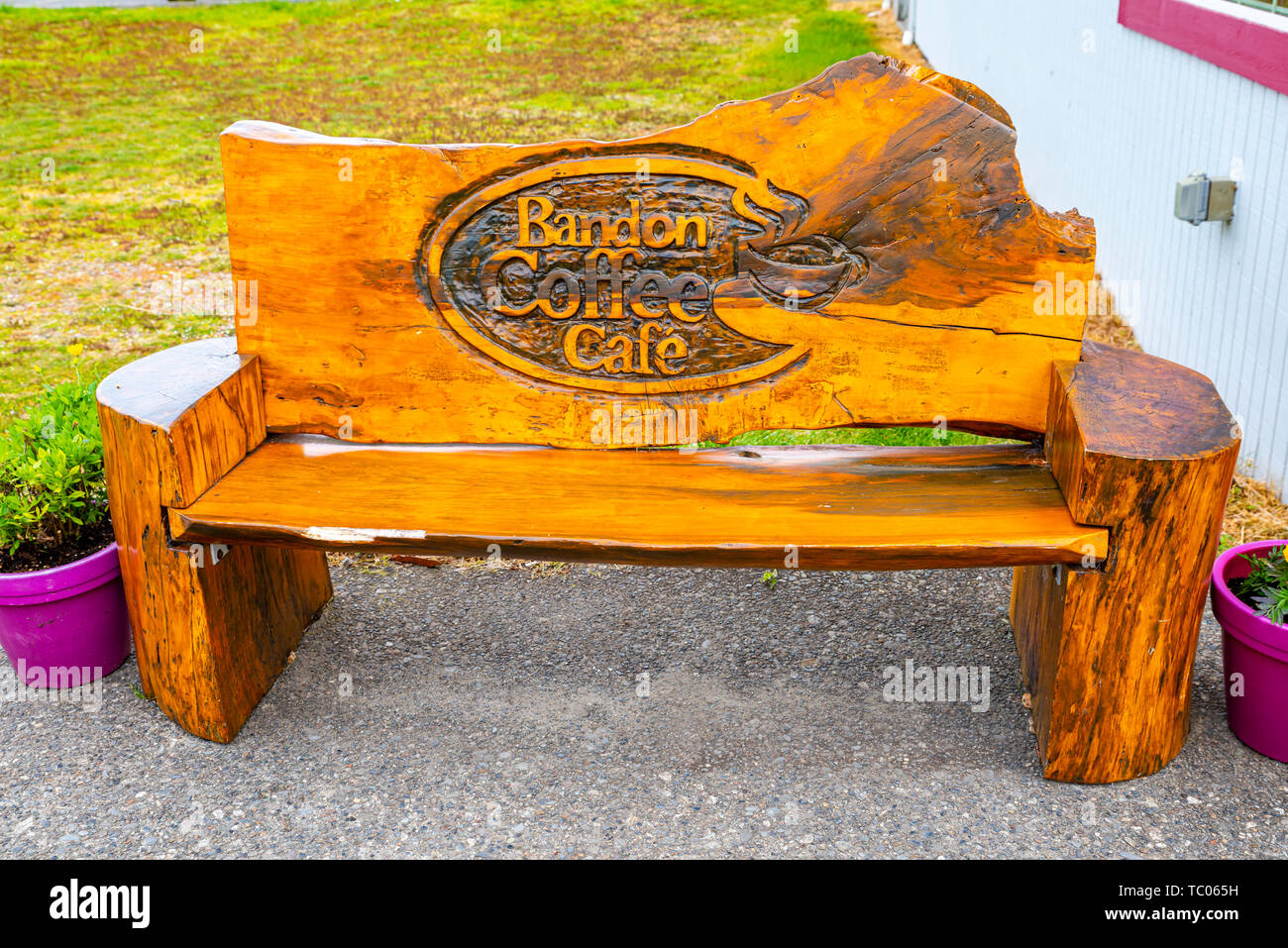 Holzbank am Bandon Kaffee Cafe in der Altstadt Bandon. Bandon, Oregon Stockfoto