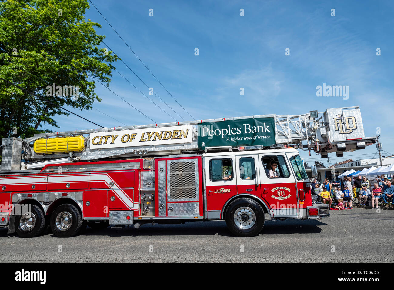 Lynden Feuerwehr Leiter 75 Lkw in der Lynden Landwirte Day Parade. Lynden, Washington Stockfoto