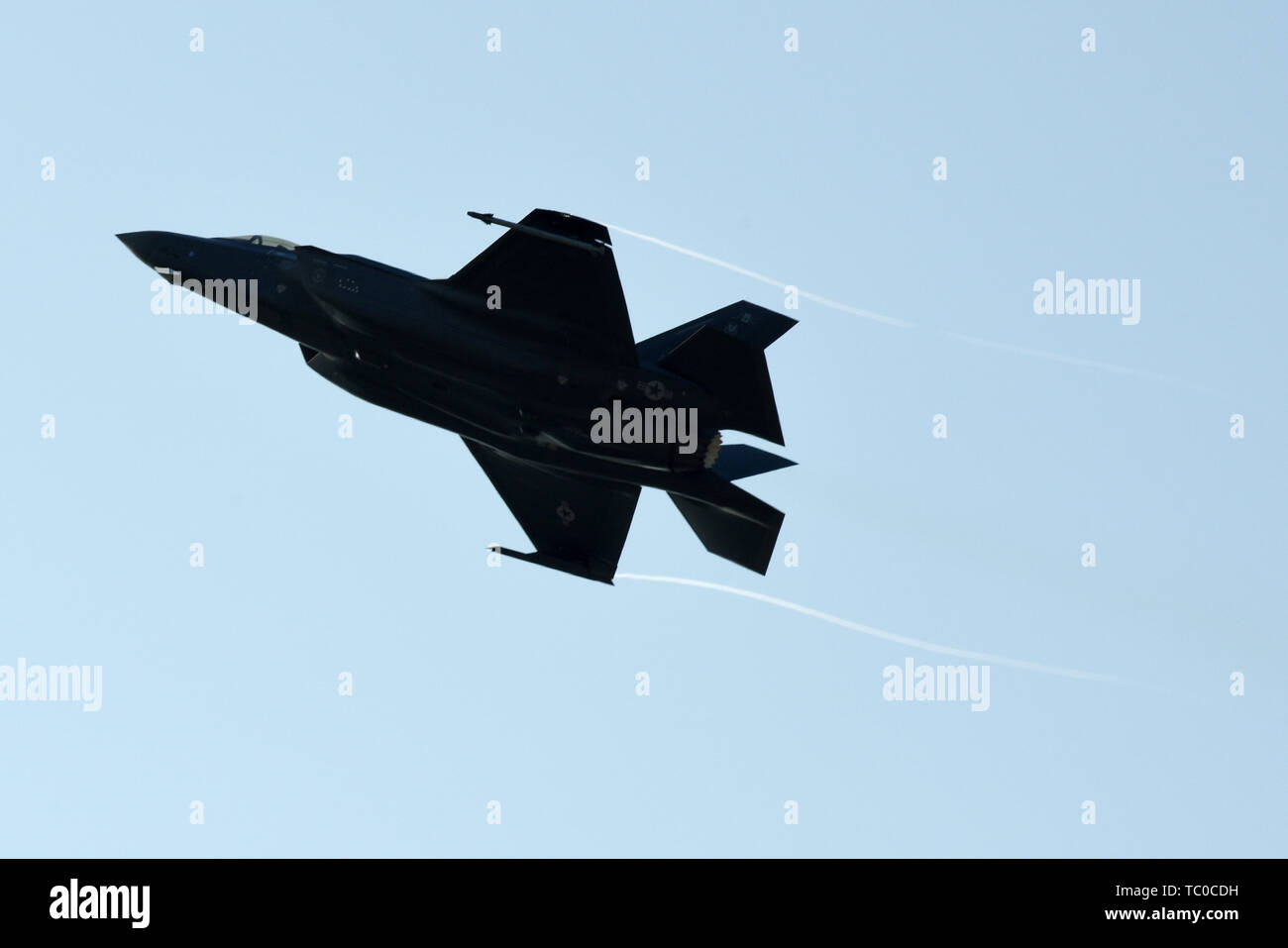 Eine F-35A Lightning II Kampfflugzeug nimmt während des Astralen Knight 2019 am 3. Juni 2019, in Aviano Air Base, Italien. Die US Air Force hat ein Geschwader der F-35A Lightning II Kampfjets, Flieger, und der zugehörigen Ausrüstung zu Aviano Air Base, Italien, aus der 388. und der 419th Fighter Wings, bei Hill AFB, Utah eingesetzt. (U.S. Air Force Foto von Tech. Sgt. Jim Araos) Stockfoto