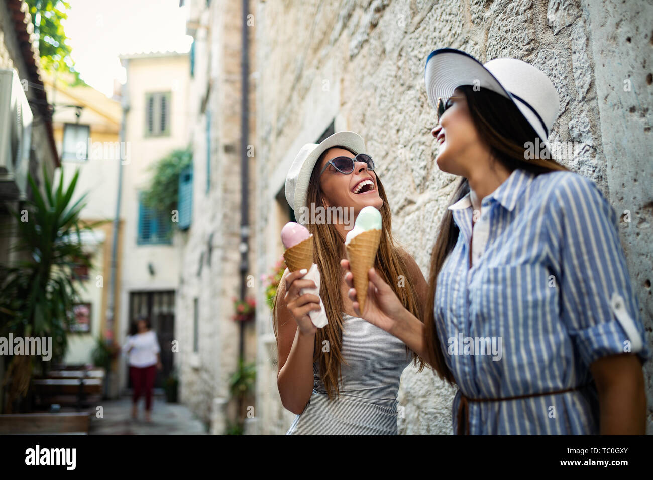 Glückliche junge Frauen Freunde Spaß zusammen haben im Sommer Stockfoto