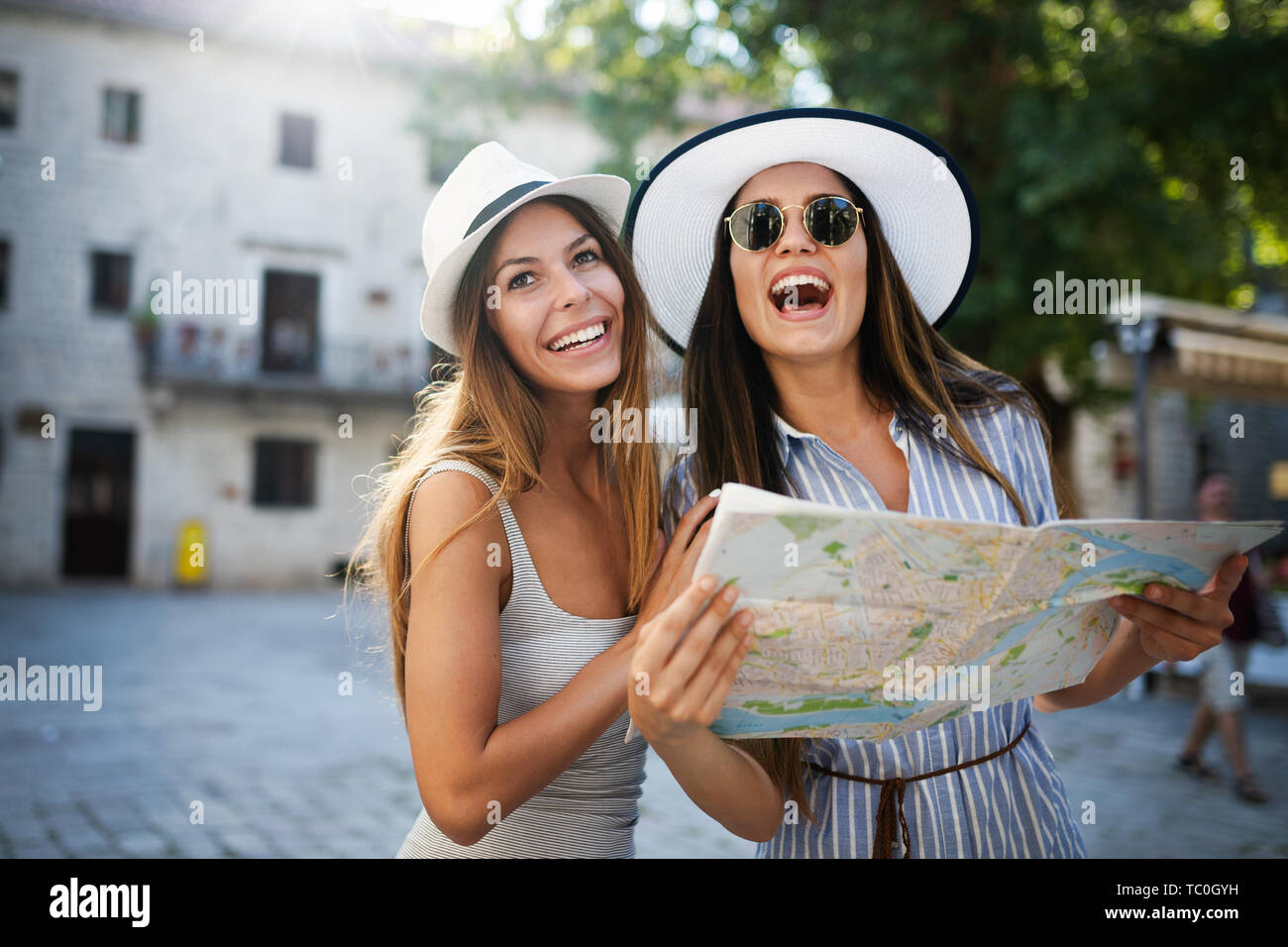 Mädchen Freunde reisen Sommerferien erkunden unbeschwerten Lebensstil zu entdecken Stockfoto